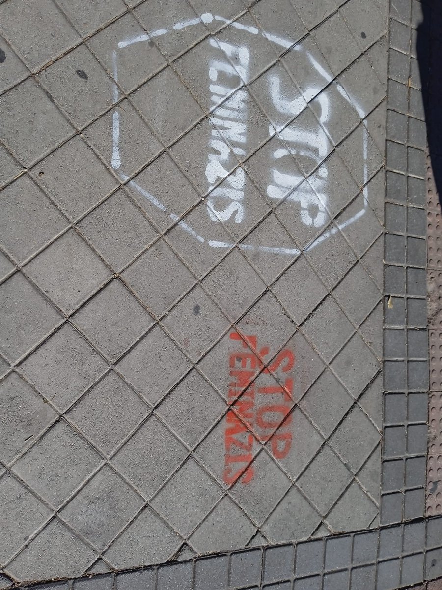 A pesar de las últimas muertes de mujeres a manos de sus parejas, están apareciendo pintadas antifeministas alrededor del juzgado de violencia sobre la mujer. Ante su odio nos tendrán siempre enfrente.