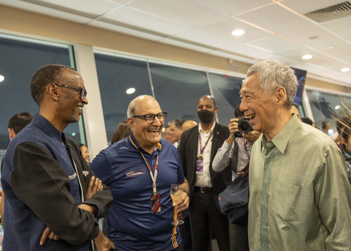 UrugwiroVillage's tweet photo. This evening at the Marina Bay Street Circuit, President Kagame met with Stefano Domenicali, CEO of Formula One Group and attended a dinner hosted by Prime Minister Lee Hsien Loong before watching the 2022 Singapore Grand Prix #SingaporeGP. https://t.co/a1DRxkWID7