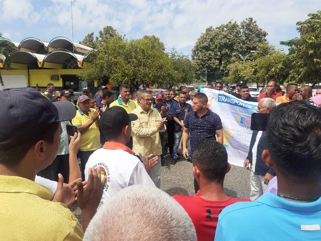Los transportistas de San Carlos se reunieron con el Alcalde <a href="/alexandermirele/">ALEXANDER MIRELES</a> denunciaron las locuras de los jefes de <a href="/oficial_intt/">INTT OFICIAL</a> en Cojedes que no los dejan  trabajar. El cabezón les dijo que organizados todo en anarquía nada. Ahora que dicen del gobierno nacional