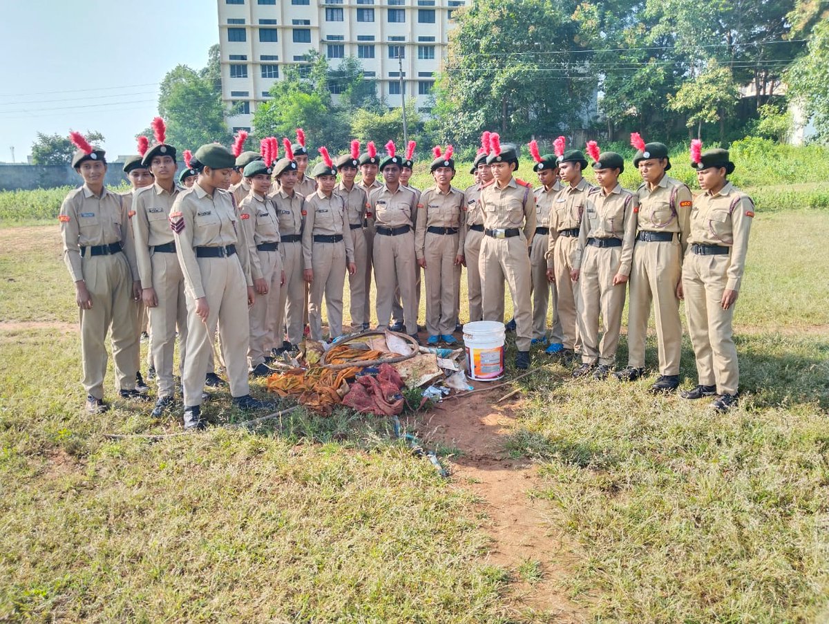 simplyabhie's tweet photo. #NationalCadetCorps
Cadets of N H College Bramhapuri, under 20 Mah Bn NCC Nagpur, conducted Cleanliness Drive in the college premises on 1st &amp; 2nd Oct 2022 on the occasion of Gandhi Jayanti. 102 Cadets were present for the activity. @nccnhc_20 @PRODefNgp @HQ_DG_NCC https://t.co/T8Tytf7SLO