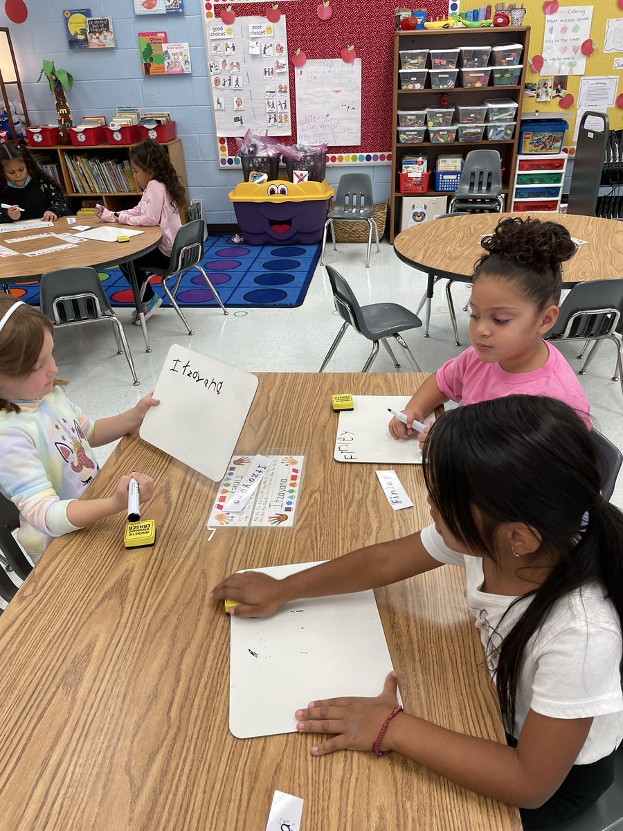 MsCarrsClass_K's tweet photo. Teaching our partner how to write our name. This is fun when we know our names by heart! UOS Phonics @PotowmackES https://t.co/riH56Skzri