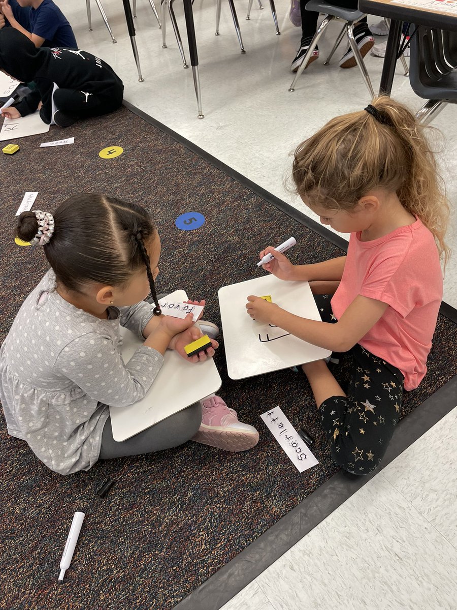 MsCarrsClass_K's tweet photo. Teaching our partner how to write our name. This is fun when we know our names by heart! UOS Phonics @PotowmackES https://t.co/riH56Skzri