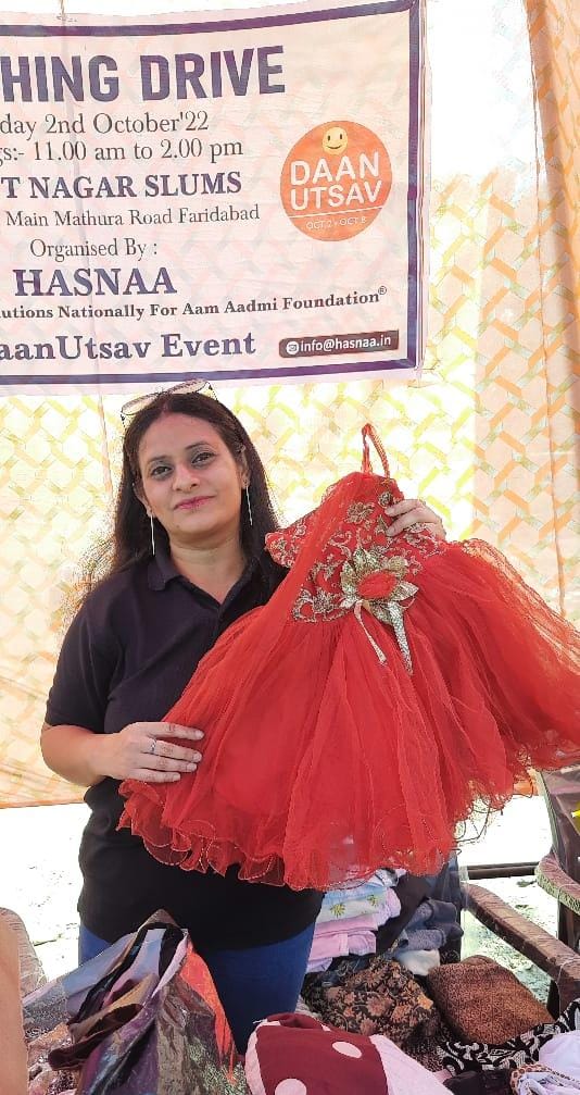 drsumitdubey's tweet photo. Preparation for Navratra and Diwali..
We all are dressed up to celebrate 💥.
Cloth distribution drive by @HasnaaNGO team at Faridabad .
#DaanUtsav #HasnaaFoundation https://t.co/sbmIbKaXV9