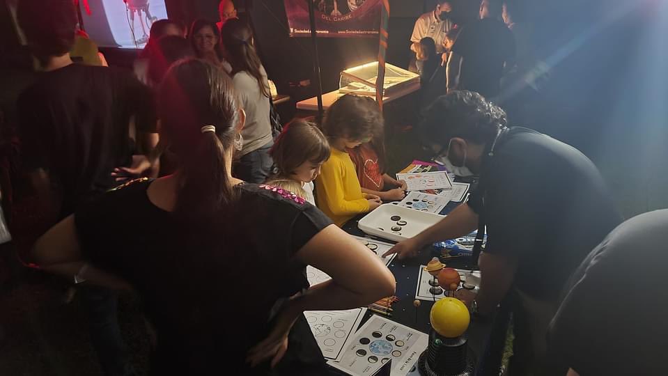 ECOEXPLORATORIO's tweet photo. Gracias al Observatorio del Colegio San Antonio De Padua @observatoriocsa y a la @Soc_AstroCaribe por  hacer este evento posible. 

#observethemoon #IOMN #Astronomía #cienciadivertida #mimuseopr 2/2 https://t.co/rLN36NEPLw