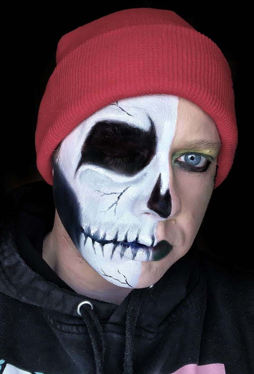 clexxors's tweet photo. Day 2: Skeleton #cliquetober #artbythecliquetober
#cliqueart @twentyonepilots @tylerrjoseph @joshuadun
#makeupfun
The Pantaloon
"It's colder than you know
'Cause your skin is so
Used to colder bones...
Your bones are held together
By your nightmares and your frights" https://t.co/pzMCwF7jnQ