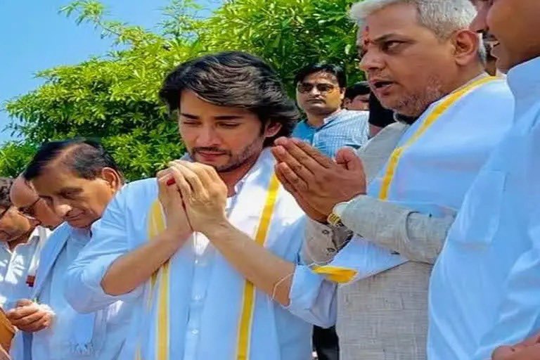 SSMBSpace's tweet photo. Superstar @urstrulyMahesh has immersed his mother, Smt. Late #IndiraDevi gari ashes at Haridwar today. 

#MaheshBabu #RIPIndiraDevigaru https://t.co/Ctdpxedbdb