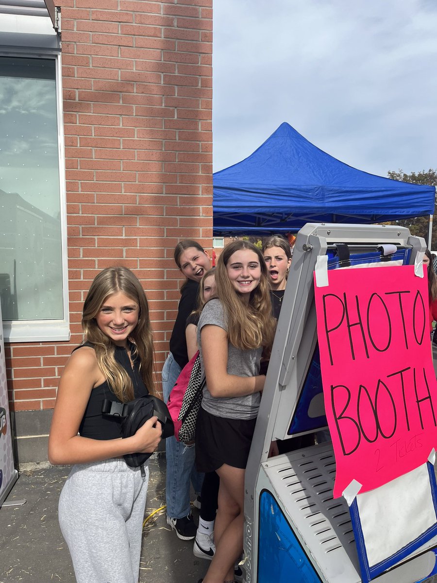 Caught some snaps of our <a href="/LemonadeforLove/">Lemonade for Love</a> volunteers enjoying the fall fair! #community