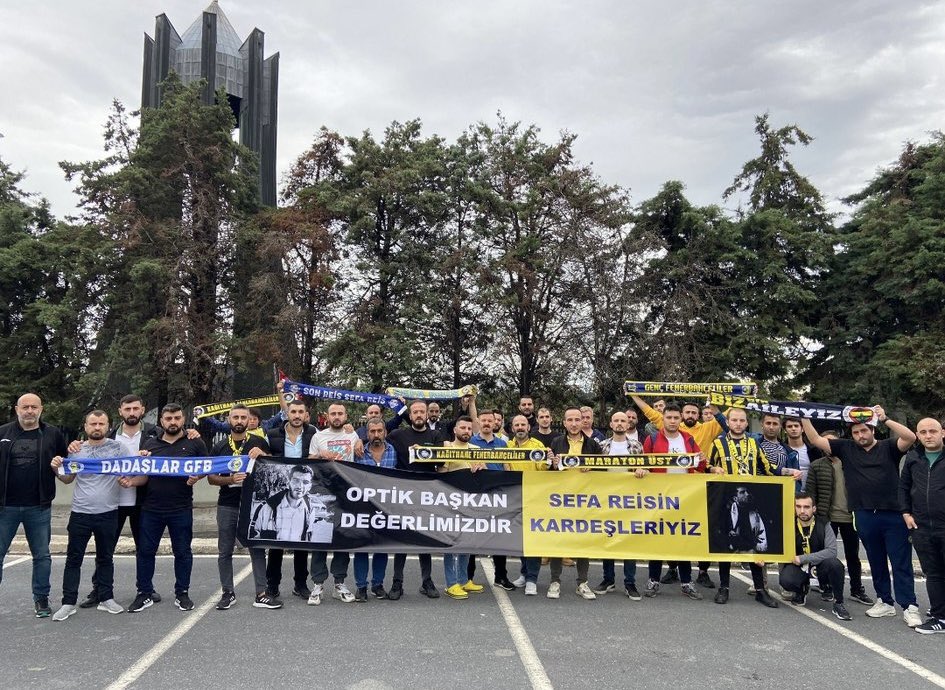 Fenerbahçe taraftarı, derbi öncesi Optik Başkan'ın mezarını ziyaret etti.
