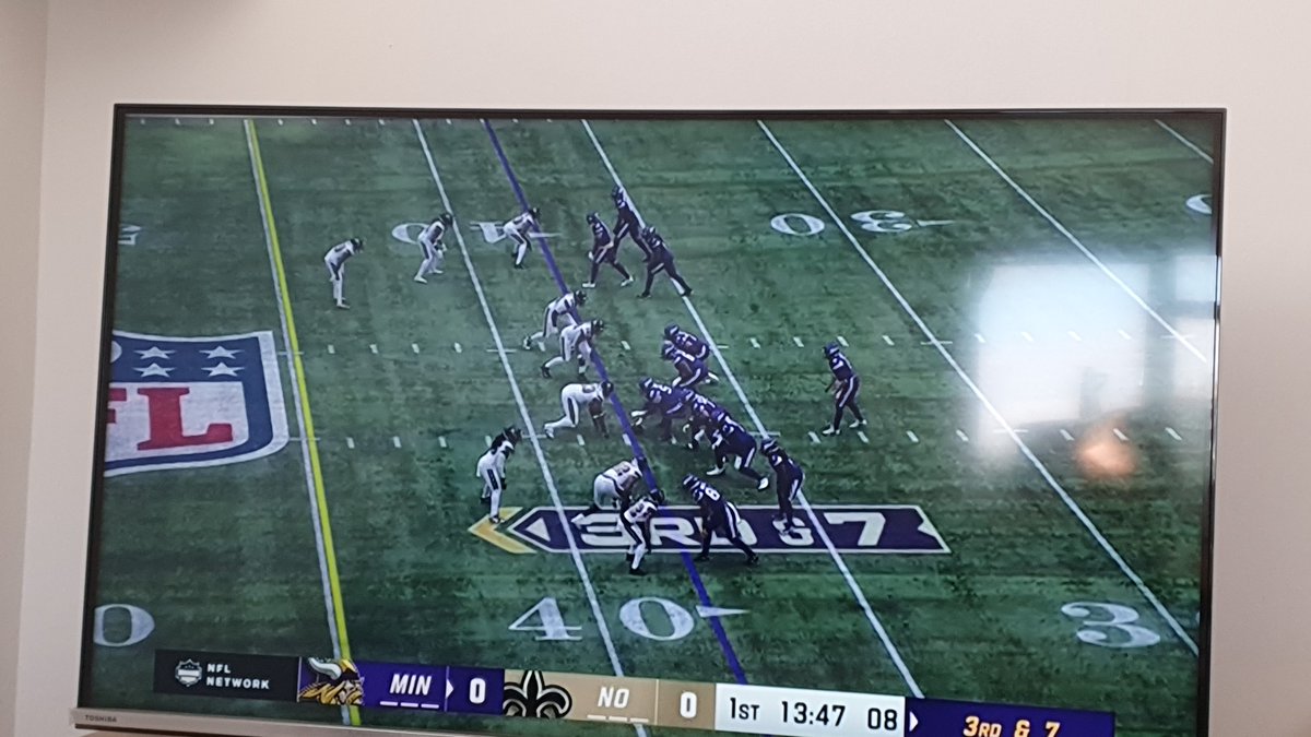 helloOvi's tweet photo. no pude ir este año a los juegos de NFL en Londres pero pues a disfrutarlos desde casa 🏈 https://t.co/gFmMmRrjD2