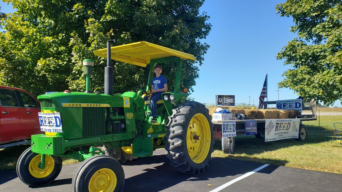 Another Awesome @lincolndays in the books! Huge Crowd & Beautiful Weather to celebrate our Terrific Community & our 16th President A. Lincoln! Special thanks 2 @bivensfarms & Tommy Heath 4 providing the rides! Appreciate @SenatorJimmy riding along! #District24Proud #Reed4Ky