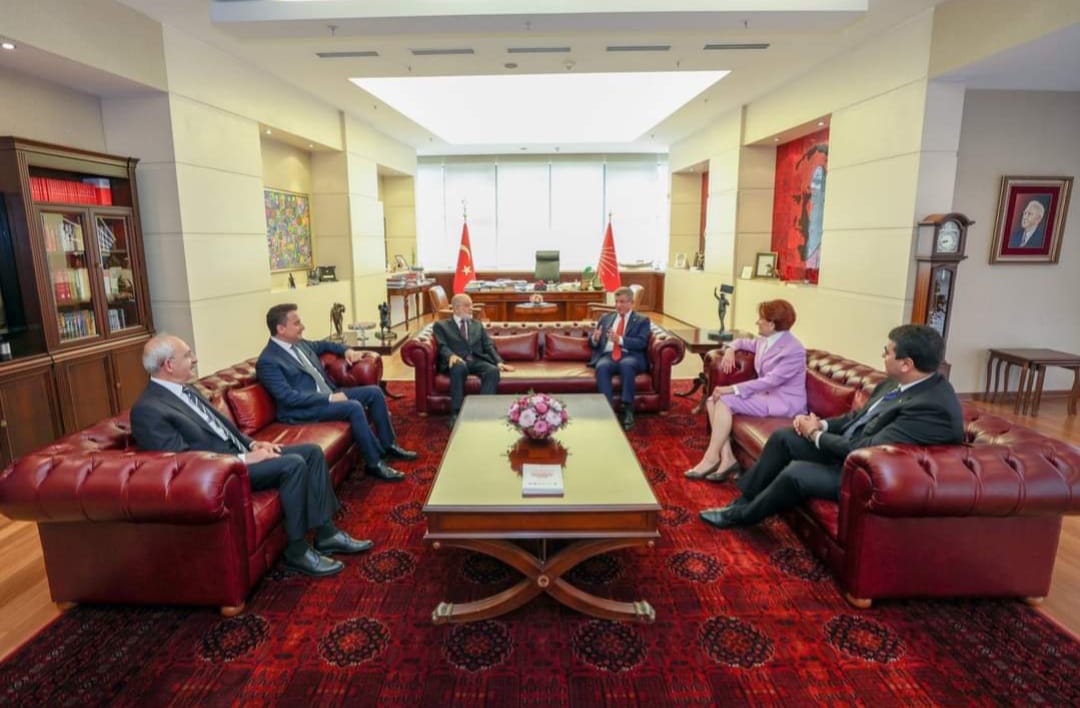 EminKancur's tweet photo. Gece yarısı kanun hükmünde kararname ile bir kişinin iki dudağı arasında çıkacak kelime ile değil; güçlendirilmiş parlamenter sistem le hep birlikte ülkeyi yöneteceğiz... https://t.co/8bMycrinCM