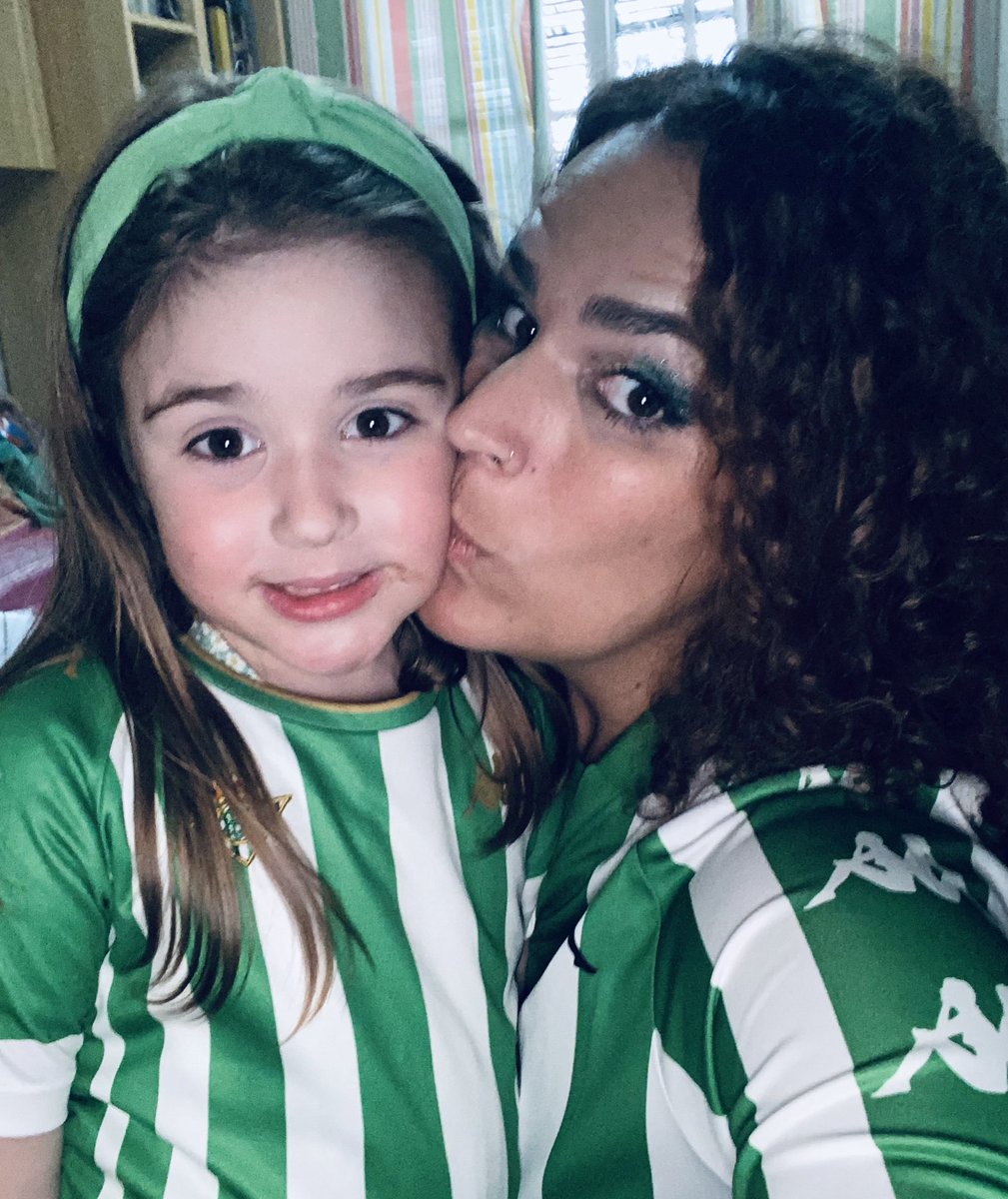 MeroTowers's tweet photo. MADRE BÉTICA EN APUROS. 

Vivimos en Baviera, aquí nació mi hija hace casi 6 años. Ella es alemana y BÉTICA 💚

El otro día me dijo que quería ponerse la camiseta del Betis para ir al Kindergarten, pero que no sabía cómo explicarle a sus profesoras qué es el Betis. 

#betis https://t.co/1IPhA97OXW