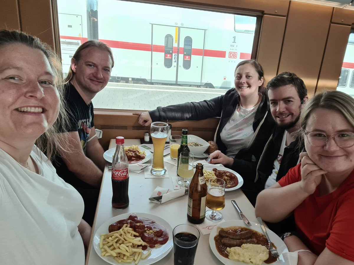 RostadIngrid's tweet photo. @PerniHansen @thomanyg Heldigvis byr Deutsche Bahn på alternativer til grønne biler, med både curry würst og bratwurst på menyen. Oktoberfest i München vet ikke hva de har i vente https://t.co/ypRtlmSTl2