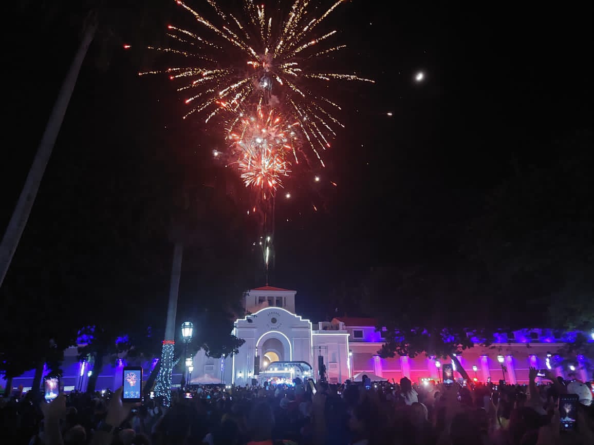 Extraordinario inicio de la navidad con el encendido de luces, desde la plaza Bolívar de Maracay, en compañía de nuestra Gob. <a href="/Soykarinacarpio/">Karina Carpio</a> y un pueblo lleno de alegría. #AraguaEsEducación <a href="/NicolasMaduro/">Nicolás Maduro</a> <a href="/_LaAvanzadora/">Yelitze Santaella</a> @MPPEDUCACION <a href="/GobiernoAragua_/">Gobierno Aragua</a> <a href="/Telearagua/">TELEARAGUA</a>