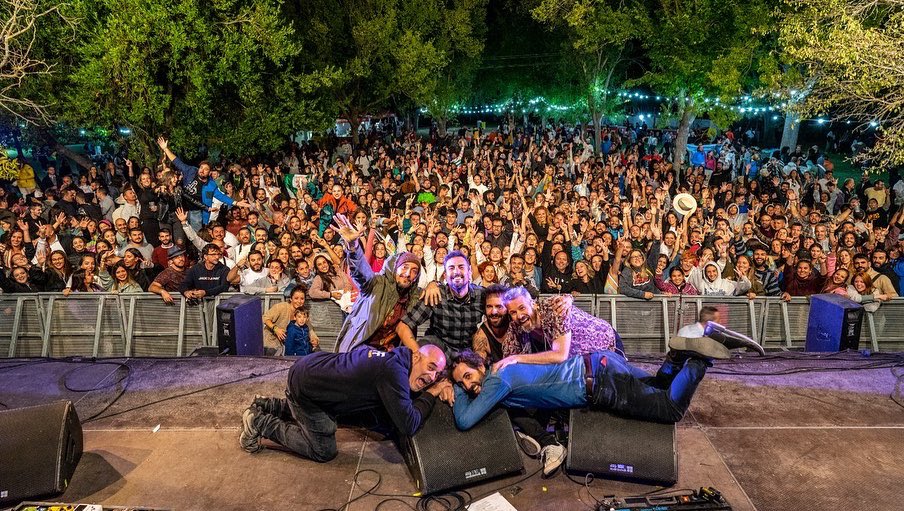 ElCanijodeJerez's tweet photo. ✨Sois el viento bajo nuestras alas 🔥
Muchas Gracias @SierrasurFest por esta maravilla de ceremonia cósmica. El lugar, la gente, la compañía… Eternamente agradecidos 🙏🏼

#ElCanijoDeJerez #SierraSurFest #GiraConstelacionesDeHumo2022 
#ElCanijoDeJerezYlaBandaMagnética https://t.co/QddApTc4kU