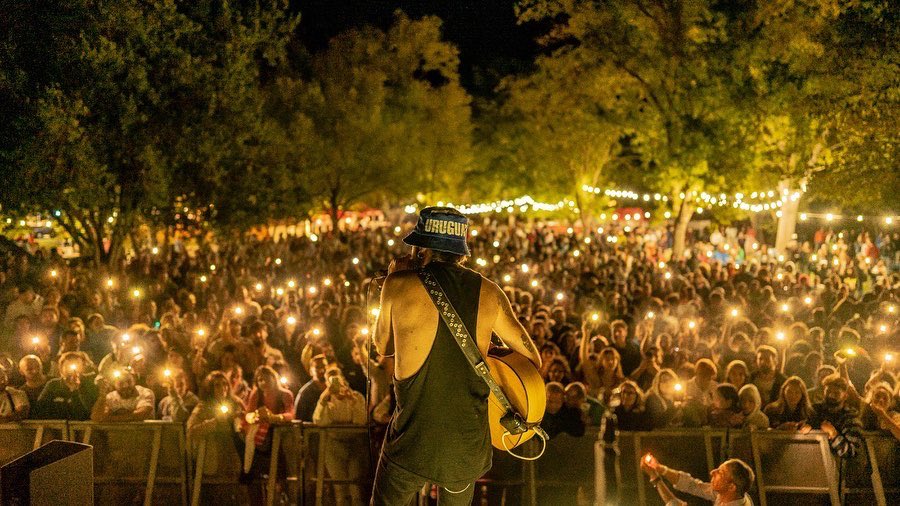 ElCanijodeJerez's tweet photo. ✨Sois el viento bajo nuestras alas 🔥
Muchas Gracias @SierrasurFest por esta maravilla de ceremonia cósmica. El lugar, la gente, la compañía… Eternamente agradecidos 🙏🏼

#ElCanijoDeJerez #SierraSurFest #GiraConstelacionesDeHumo2022 
#ElCanijoDeJerezYlaBandaMagnética https://t.co/QddApTc4kU
