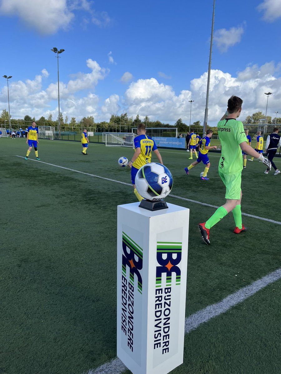 CambuurVerbindt's tweet photo. Ook voor het @SCCambuurLwd #BijZondereEredivisie team was het een uitstekend weekend ⚽️ we speelden vandaag in Heerenveen de volgende potjes; SCC- De Graafschap 2-0. sc Heerenveen- SCC 1-5 en Ajax - SCC 2-1. Knap gedaan toppers 💪🏼@rocfriesepoort @GTeamBlauwWit34 https://t.co/rcOu4NllHF