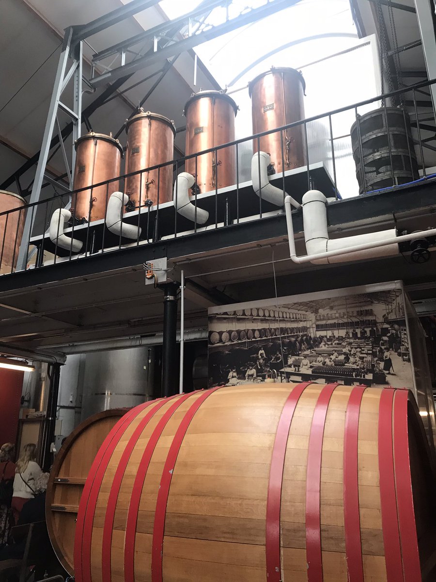 Veel ambiance en geïnteresseerde bezoekers tijdens de #OpenBedrijvendag bij de Antwerpse stokerij FX De Beukelaer. Mooie combinatie van geklasseerde gebouwen en infrastructuur met de ambitieuze toekomstplannen en dito investeringen. #elixirdanvers #craft #spirits
