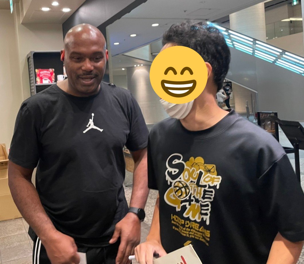akiro_10's tweet photo. I grabbed a chance that COMES ONCE IN A LIFETIME !
Thank you Tim Hardaway, my hero since I was a kid, for giving me the Moment of my Life !! @HardawaySr   @MiamiHEAT @warriors_jp @NBAJPN #NBAJapanGames https://t.co/kYJ6ab2eeF