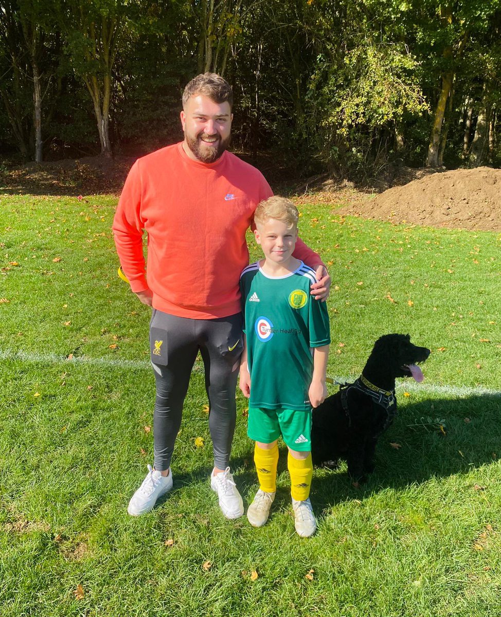 Our keeper <a href="/EddieCavanagh23/">Eddie Cavanagh</a> lending his support to <a href="/JonBeames/">JB</a> son Rowan and the <a href="/AbingdonYouthFC/">Abingdon Youth FC</a> U11’s side earlier 👏 #AUFCInTheCommunity