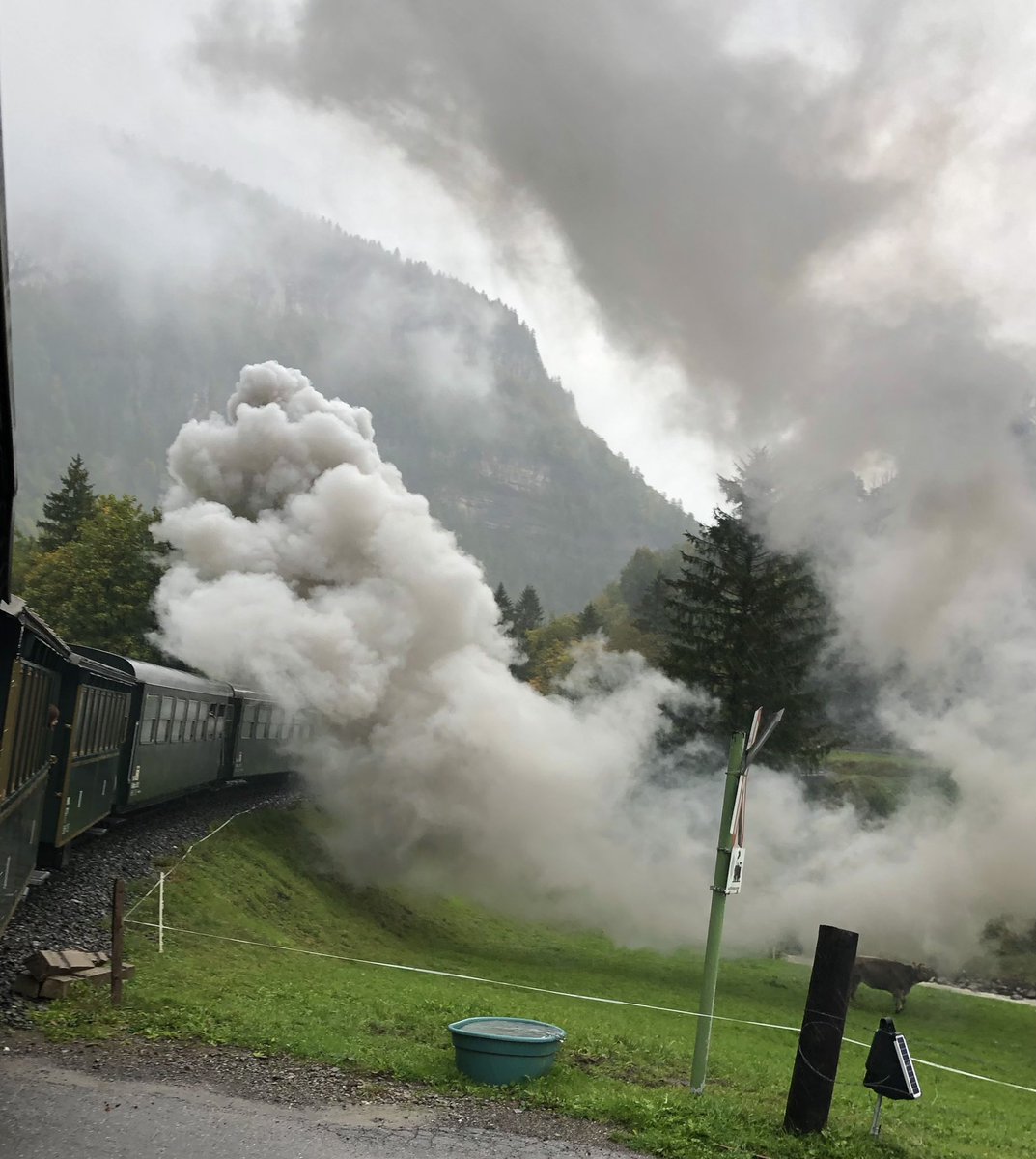 TobiasBringmann's tweet photo. Mobilität anno 1931.
Es stinkt und qualmt - leider sehr schön...
Mit der historischen #Bregenzerwaldbahn zwischen #Bezau und #Schwarzenberg in Vorarlberg 🇦🇹 unterwegs. https://t.co/nvOdtF8l1y