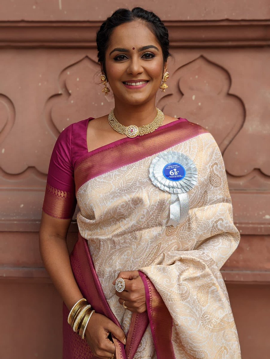 PadamCinema's tweet photo. Actress #LakshmipriyaChandramouli
receiving one of the most prestigious awards of Indian cinema for the best supporting role  
#SivaranjaniyumInnumSilaPengalum
at 68th National Film awards 🥇 

#NationalFilmAwards2022 

@LakshmiPriyaaC @venkataraghavns 
@pro_barani @thiruupdates https://t.co/mWoB99yXCX