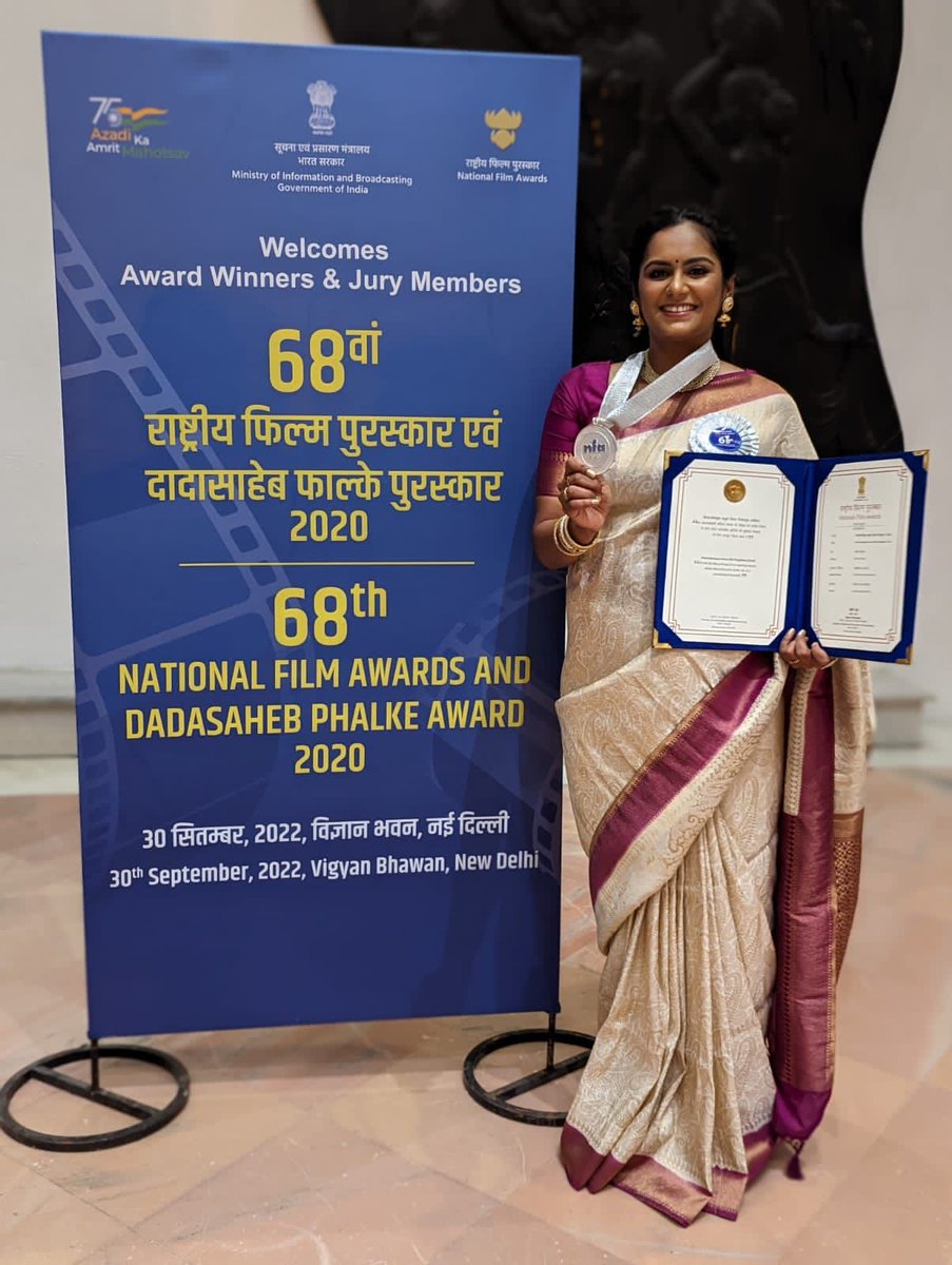 PadamCinema's tweet photo. Actress #LakshmipriyaChandramouli
receiving one of the most prestigious awards of Indian cinema for the best supporting role  
#SivaranjaniyumInnumSilaPengalum
at 68th National Film awards 🥇 

#NationalFilmAwards2022 

@LakshmiPriyaaC @venkataraghavns 
@pro_barani @thiruupdates https://t.co/mWoB99yXCX