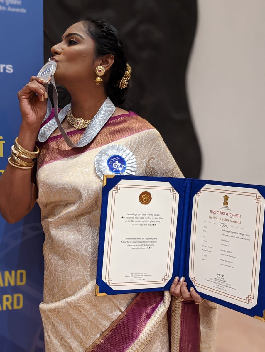 PadamCinema's tweet photo. Actress #LakshmipriyaChandramouli
receiving one of the most prestigious awards of Indian cinema for the best supporting role  
#SivaranjaniyumInnumSilaPengalum
at 68th National Film awards 🥇 

#NationalFilmAwards2022 

@LakshmiPriyaaC @venkataraghavns 
@pro_barani @thiruupdates https://t.co/mWoB99yXCX
