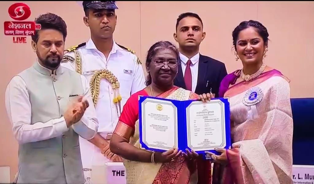 PadamCinema's tweet photo. Actress #LakshmipriyaChandramouli
receiving one of the most prestigious awards of Indian cinema for the best supporting role  
#SivaranjaniyumInnumSilaPengalum
at 68th National Film awards 🥇 

#NationalFilmAwards2022 

@LakshmiPriyaaC @venkataraghavns 
@pro_barani @thiruupdates https://t.co/mWoB99yXCX