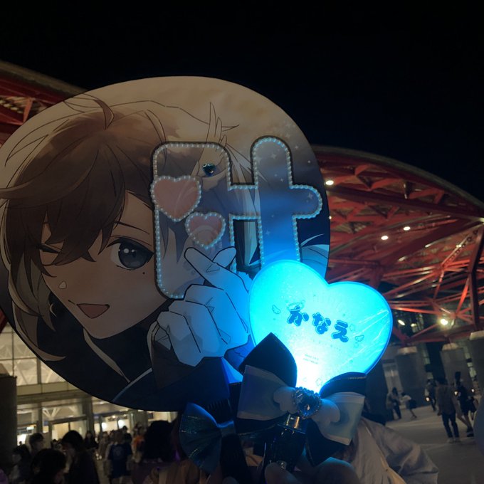 自分と友達の分でいろいろ図画工作してましたライブは興奮しすぎて(?)ペンライトこわれましたほんとにほんとに楽しかったありがとうございました! 