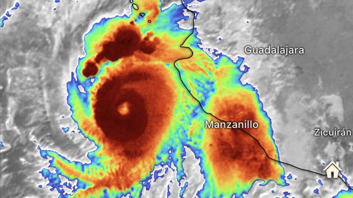 lopezdoriga's tweet photo. IMPORTANTE

#Orlene se intensificó esta madrugada a #huracán categoría 4.
 
Se prevén lluvias torrenciales en el occidente de Jalisco y Nayarit.

Detalles: https://t.co/x2N5RNEPjA

(Foto: @ChaacTlaloc) https://t.co/xliX2F4eBZ