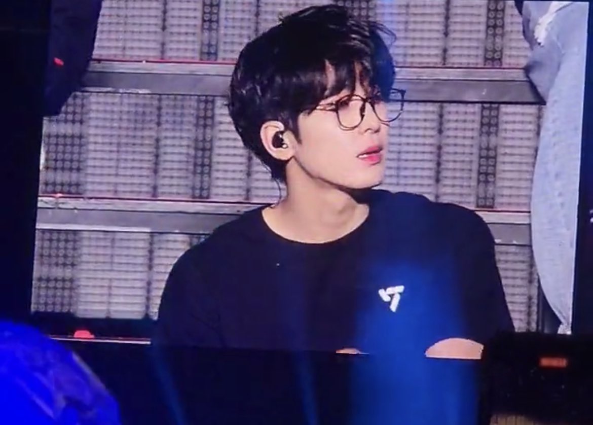 나 이런 얼굴이 좋은데 설명을 못 하겠다
뭔가 건장한 남성이라는 점이 충분히 인지가 됨에도 불구하고 청초한 은방울꽃 같음
이슬 같은 느낌이라서 만지면 안 될 거 같음
깨끗하고 청초하고... 이런 원우가 좋습니다