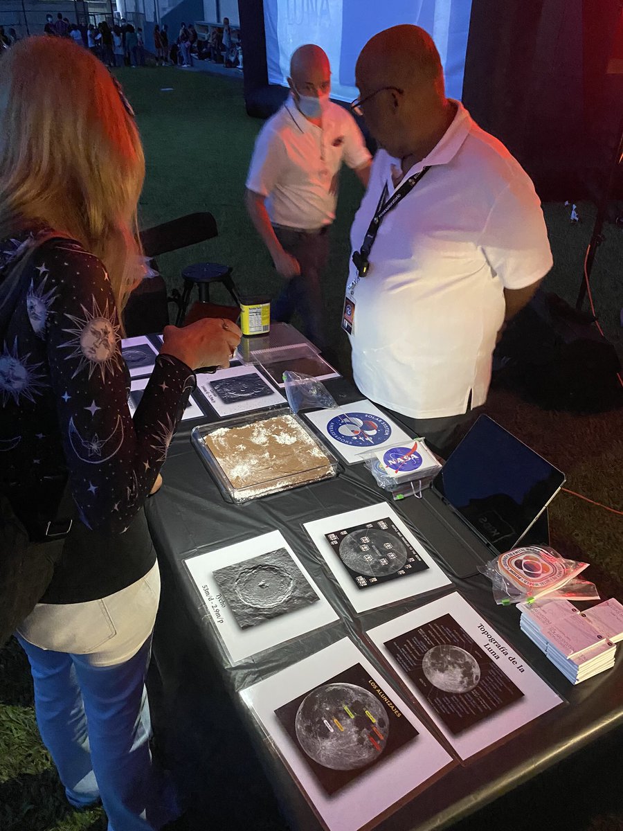 GRACIAS!
Regresamos con fuerza!  La celebración del Día internacional de la Observación de la Luna fue todo un éxito, casa llena.  Agradecemos también a nuestro Colaboradores y amigos del EcoExploratorio, Museo de Ciencias de Puerto Rico y a la Sociedad de Astronomía del Caribe.