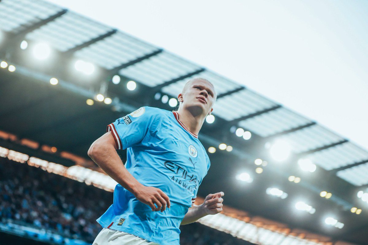 De forma tiránica, dictatorial, con una  superioridad absoluta y un dominio aplastante; el City de Guardiola somete y humilla al Manchester United.

Haaland y Foden los verdugos;  imperioso primer tiempo de los Citizens que van ganando 4-0.

#ManchesterDerby #PremierLeague