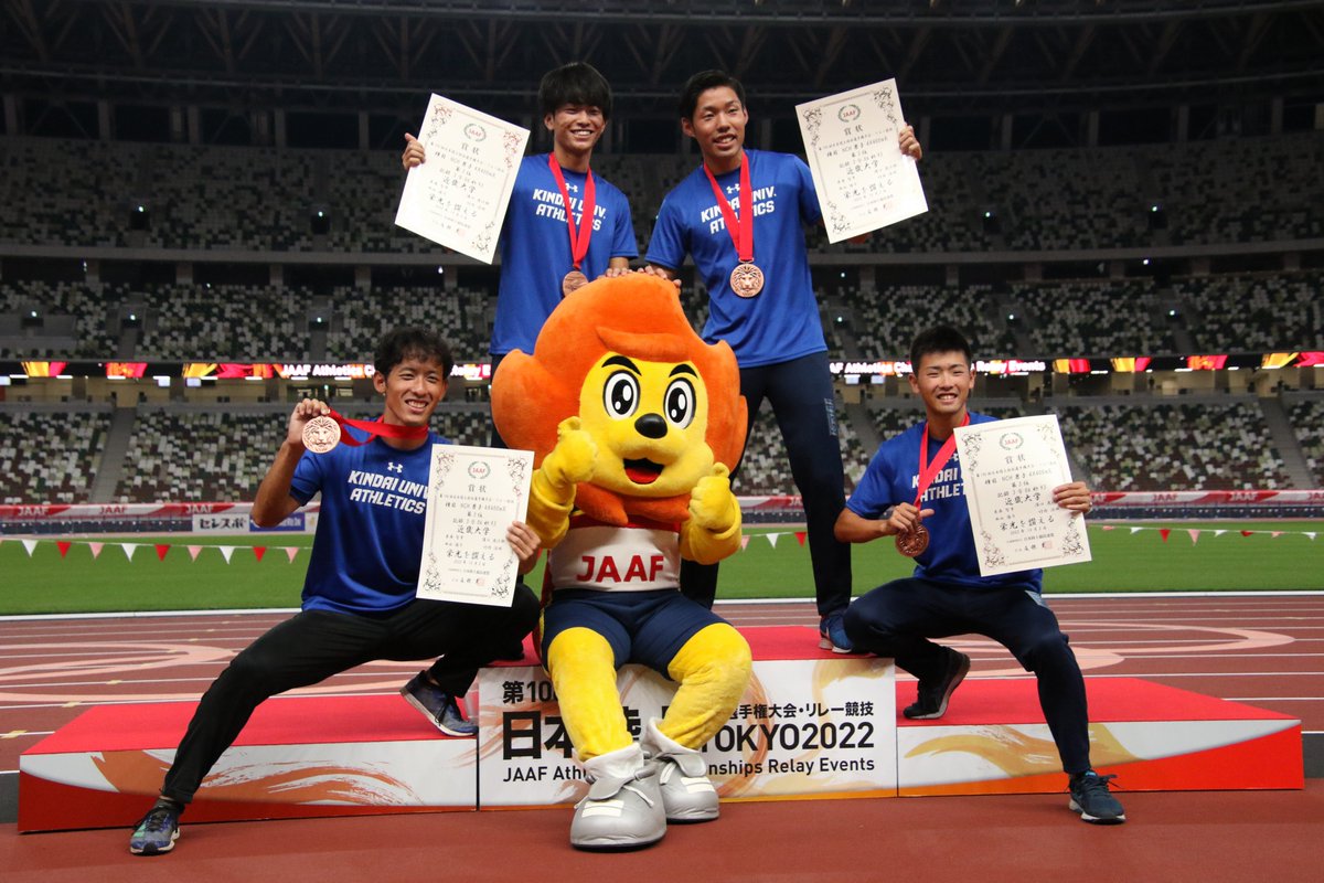 jaaf_official's tweet photo. 【#リレフェス＠#国立競技場】
／
#日本選手権
男子4×400mリレー
✨表彰式✨
＼
1位🥇早稲田大学　3分05秒23 
2位🥈法政大学　3分06秒51 
3位🥉近畿大学　3分06秒93

✅https://t.co/pljxVG2rRC
#JAAF #陸上 https://t.co/Bu7bubunWb