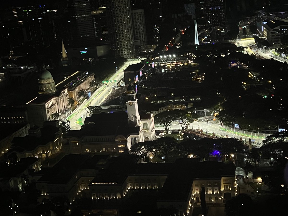 KrisBaruah's tweet photo. Amazing office view of the Singapore F1 race. #SGF1 https://t.co/SnehikaXuX