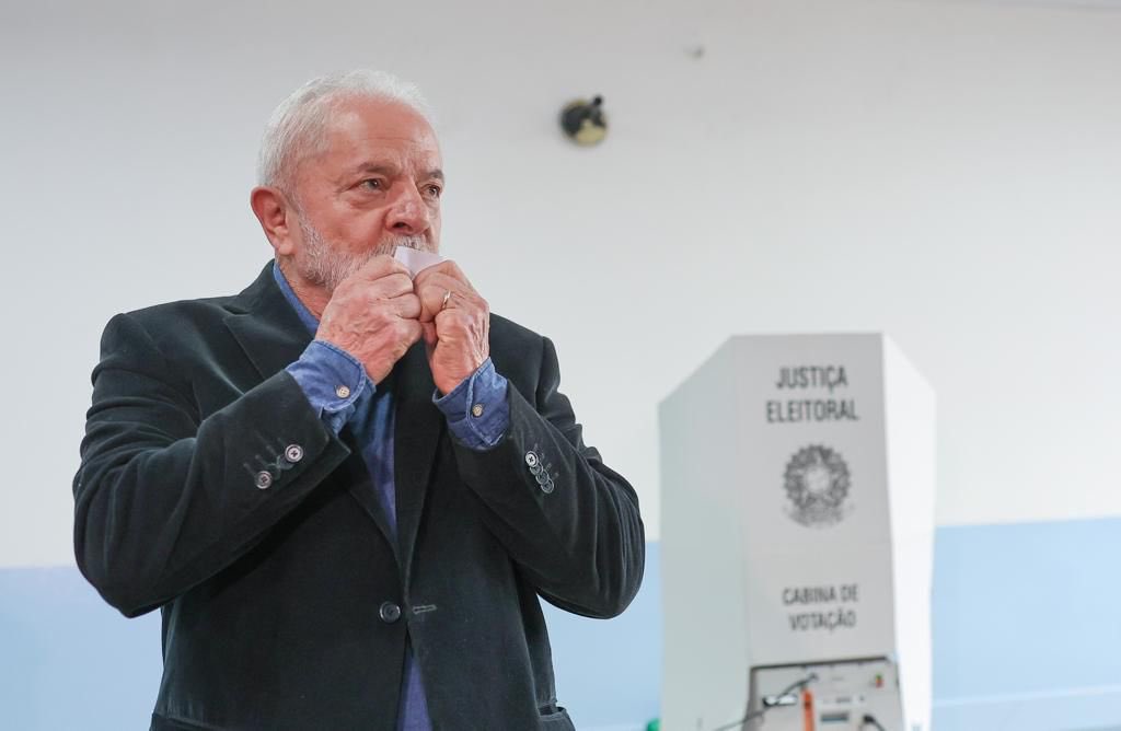 telesurenglish's tweet photo. #Brazil | “4 years ago I couldn't vote because I was a victim of a lie in this country. I was arrested by the federal police exactly on election day. I tried to get a ballot box brought to my cell to vote, they didn't. Today I am here voting with recognition of my total freedom.” https://t.co/yGf819ihCq