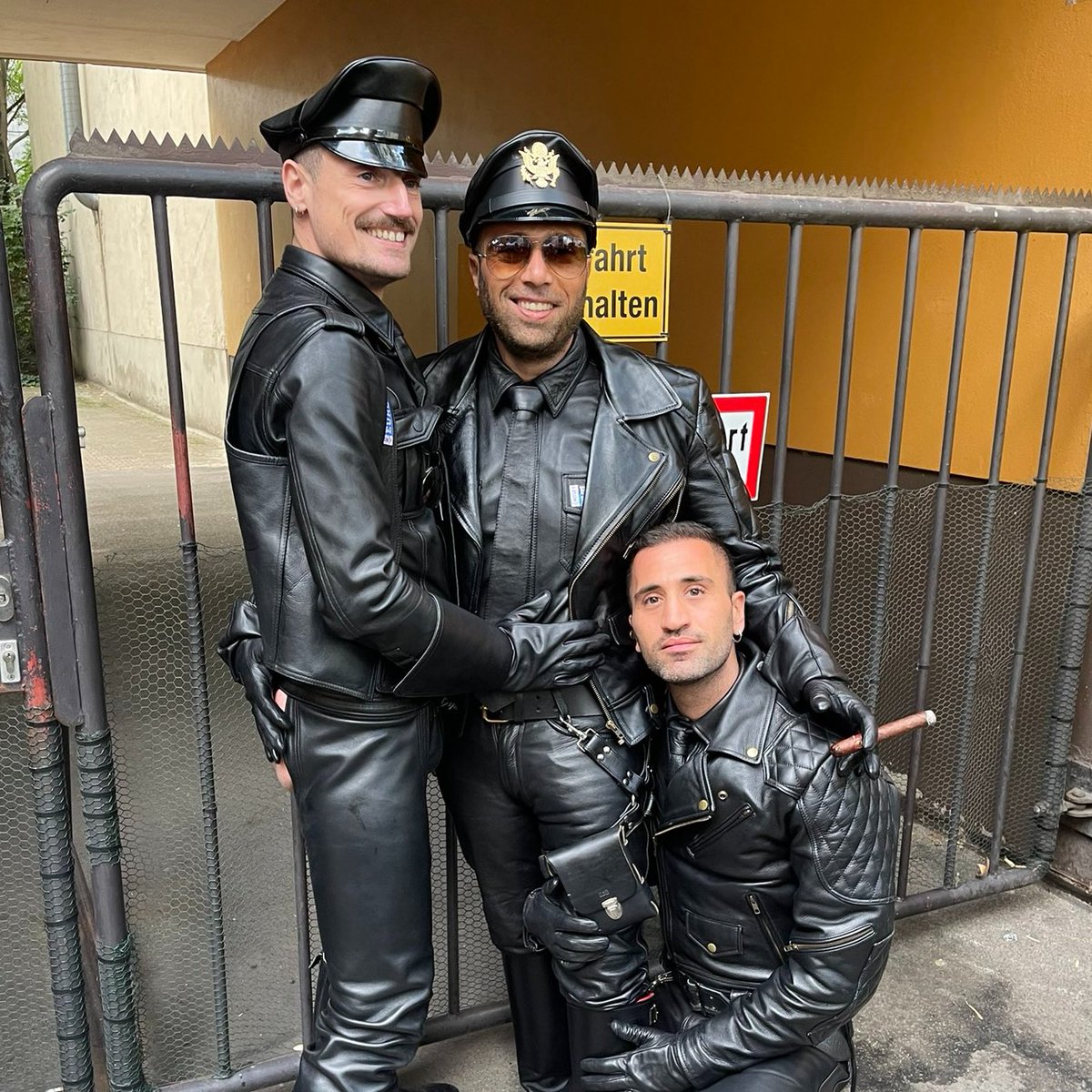 DanInBLN's tweet photo. FOLSOM MEMORIES 🖤
There is hell of a lot leather in both pics! Fucking amazing @GuyLeatherGear with hotter than hot @nikolas127. I do not know who is guy to left in pic 1 but in pic 2, of course it is sensational Leather Sir @AlaricAlgos from London. https://t.co/QtQ3QUTZ5J