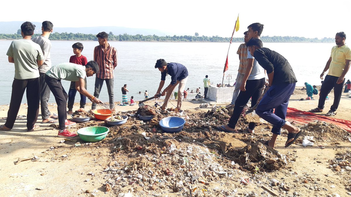 bulandarpit's tweet photo. 149 #वा_सप्ताह

हम सब ने मन में यही ठाना है पूरे घाट को स्वच्छ बनाना है, गंदगी को दूर भगाओ, घाट को स्वच्छ बनाओ।

इस संकल्प के साथ निरंतर जारी है @socialwelfar द्वारा #माँ_नर्मदा स्वच्छ अभियान।

#विवेकानंद_घाट_नर्मदापुरम...

@narendramodi @ChouhanShivraj @Dr_Sitasaran https://t.co/1hpmD7lndw