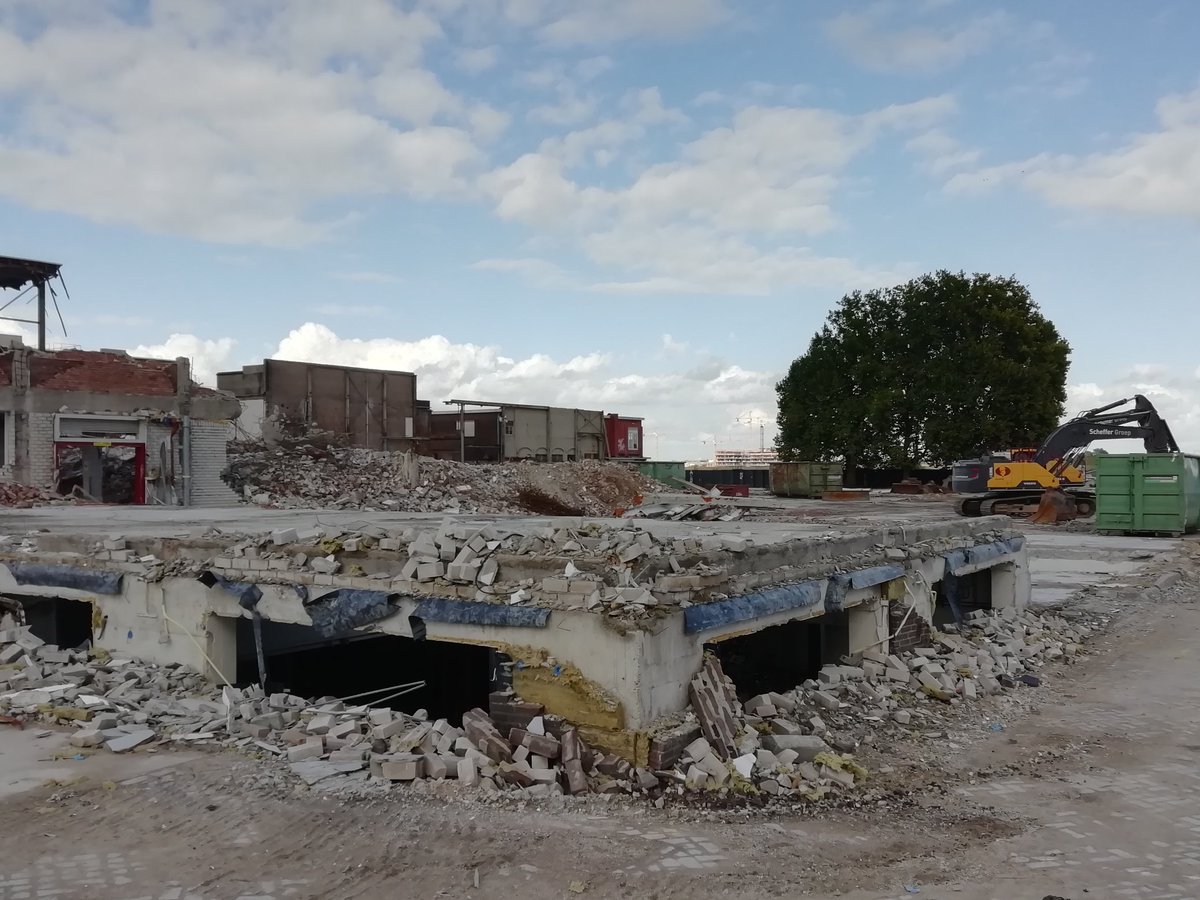 TheoJans1's tweet photo. En zo wordt het oude #Honigcomplex stukje bij beetje opgepeuzeld...

#Honig 
#Nijmegen https://t.co/gUpNl4NUwI