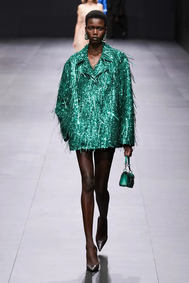 VogueRunway's tweet photo. See every look from Valentino's spring 2023 collection: https://t.co/vPl6ObiHqt https://t.co/2VXTP0Giz7