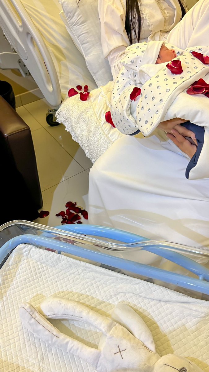 llxl4_'s tweet photo. ما أعرف وصف كافي لشعور الأمومة بس قلبي اللي كان بصدري صار بين إيدين سيف♥️ https://t.co/2QDbjpcX9V