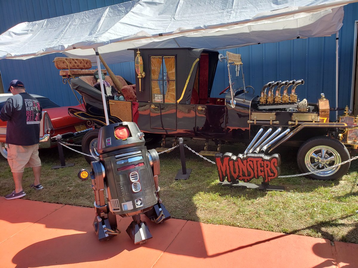 KennyZ3D's tweet photo. BT-1 and I went to the #pensaconhalloweenfest yesterday and had a blast. Literally, he spent the day bubble blasting anyone in range. #starwars #doctoraphra https://t.co/MicI85qUgh