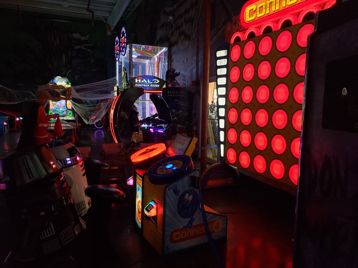 KennyZ3D's tweet photo. BT-1 and I went to the #pensaconhalloweenfest yesterday and had a blast. Literally, he spent the day bubble blasting anyone in range. #starwars #doctoraphra https://t.co/MicI85qUgh