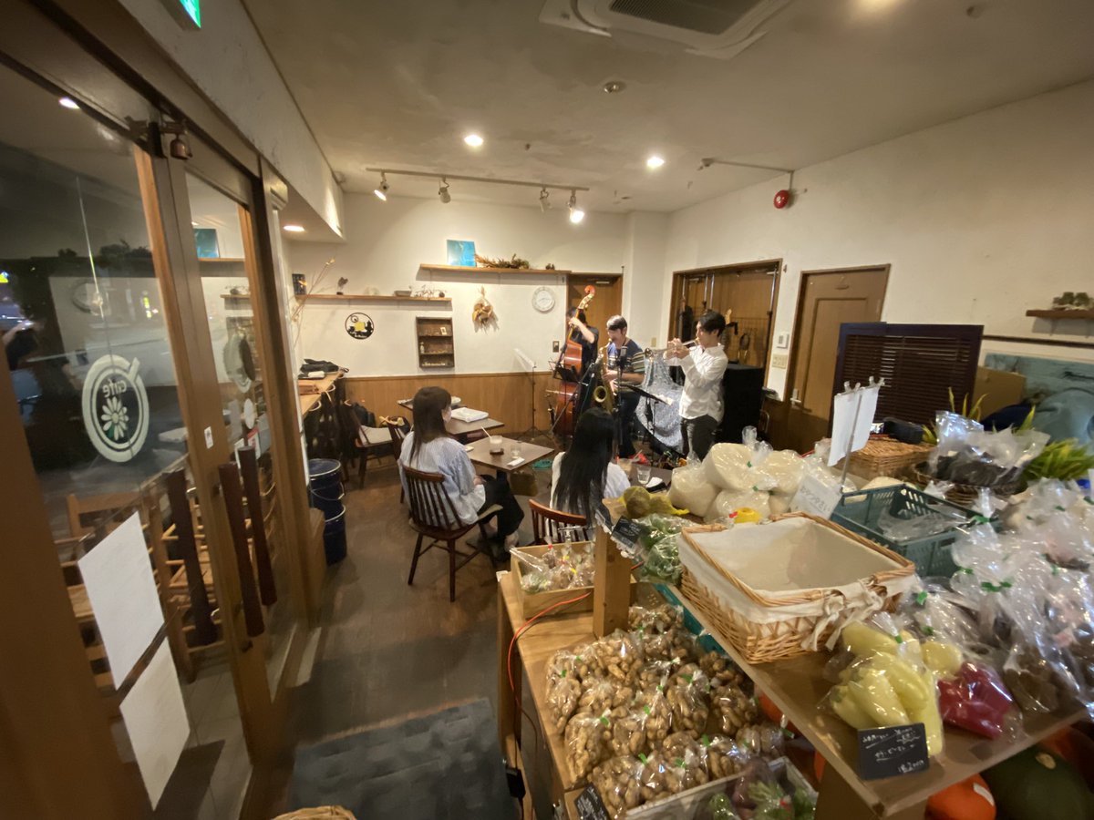 Boooo_tarou's tweet photo. 10.2(日)
単音トリオ@錦糸町 cafe kohana
銘苅盛通(tp)鹿島達彦(b) 鵜木孝之 (ts)
#2022年 #10月 #Jazz #Live #Trumpet #Bass #Saxophone #骨太 #サウンド #Ceora #Strollin #音楽のある生活 #感謝 #お疲れ様でした https://t.co/hVUyFYbjSq