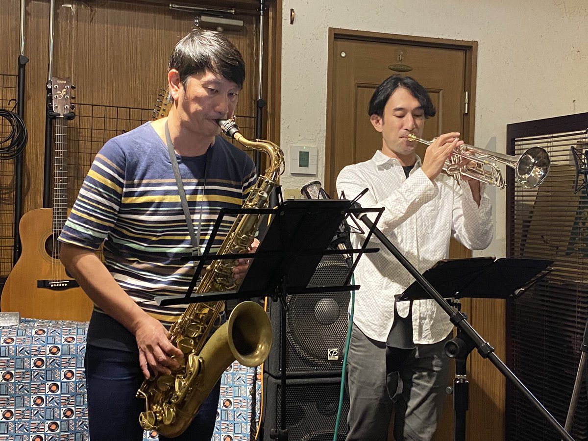 Boooo_tarou's tweet photo. 10.2(日)
単音トリオ@錦糸町 cafe kohana
銘苅盛通(tp)鹿島達彦(b) 鵜木孝之 (ts)
#2022年 #10月 #Jazz #Live #Trumpet #Bass #Saxophone #骨太 #サウンド #Ceora #Strollin #音楽のある生活 #感謝 #お疲れ様でした https://t.co/hVUyFYbjSq