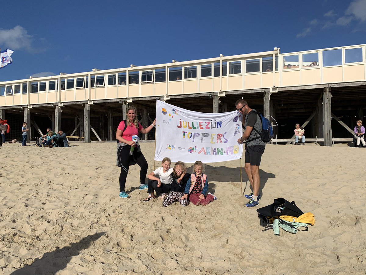 EllenNwnhz's tweet photo. Arjan uit Groningen en Monique uit Middelburg werden verrast net voor de finish. #Kustmarathon https://t.co/uK7uJsTpA2
