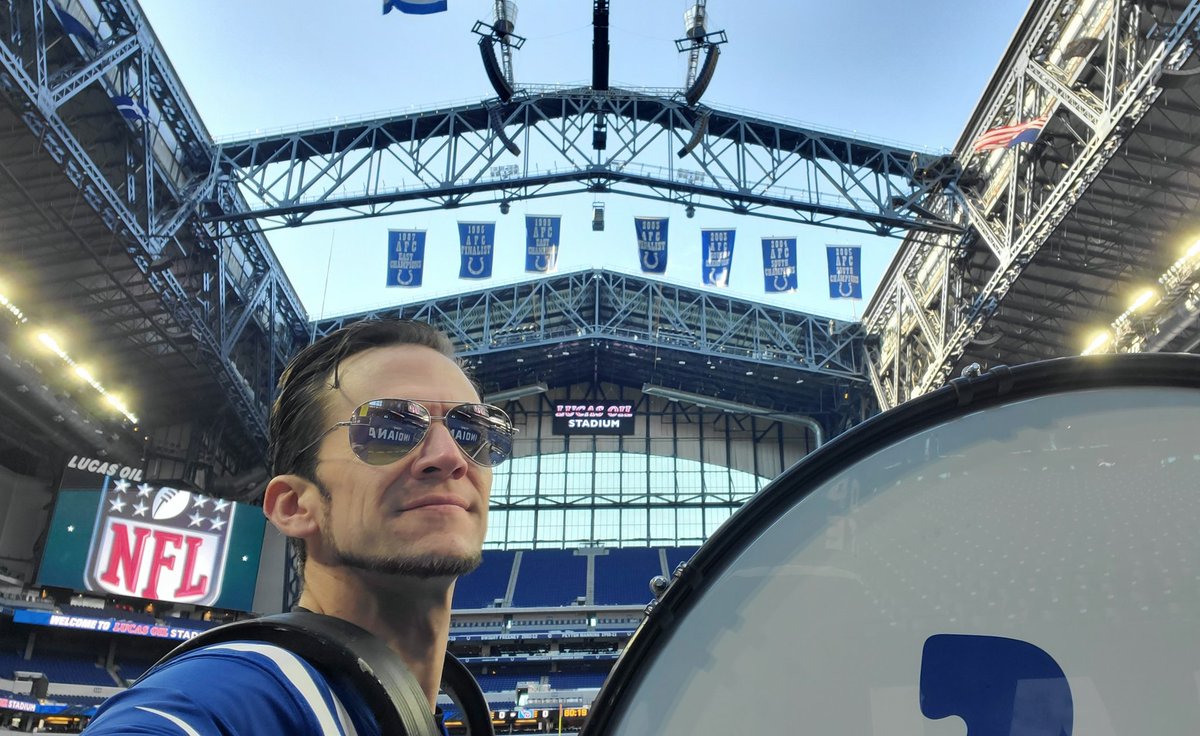 maddrumz's tweet photo. Sun's out🌞// Drums out 🥁 #Colts #ColtsVsTitans #ColtsDrumline #Drumline #NFLDrumlines #Drums https://t.co/Z9HNvHmQdh