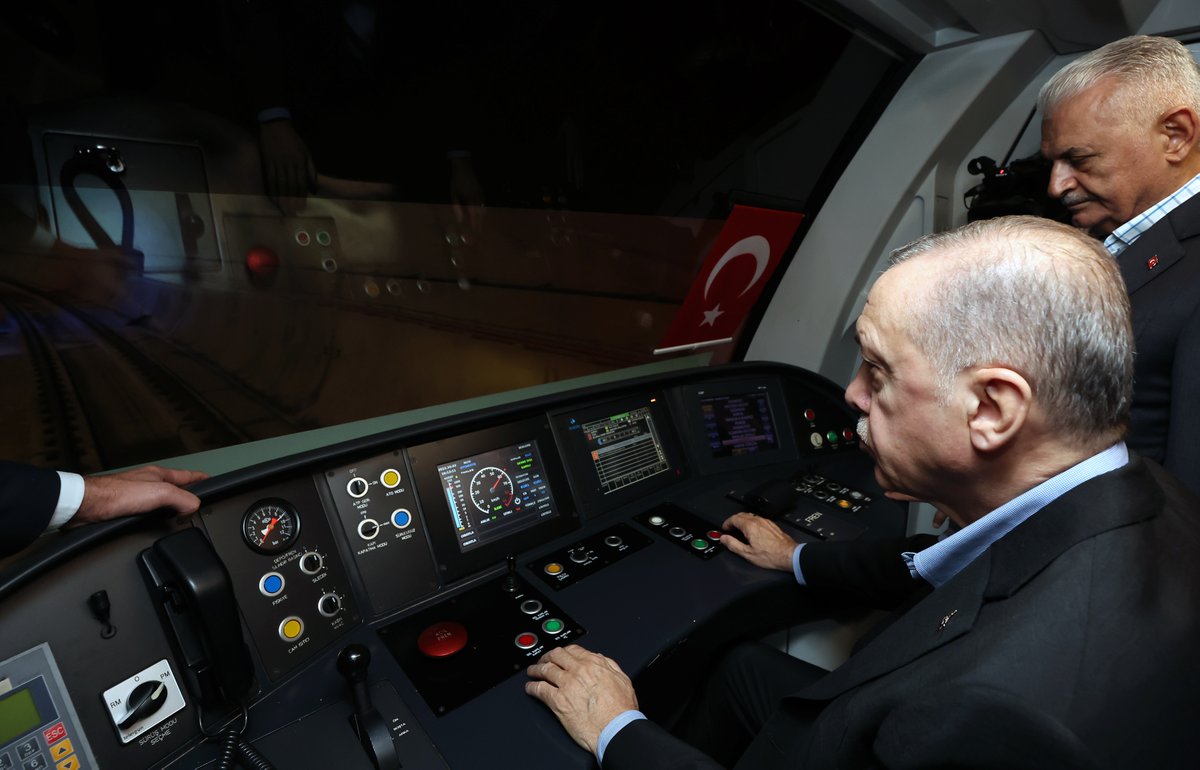 RTErdogan's tweet photo. Biz sevgimizi bu şehre ve insanlarına yaptığımız hizmetlerle gösteriyoruz…

Teşekkürler İstanbul… 🇹🇷 https://t.co/9nv6WgG11X