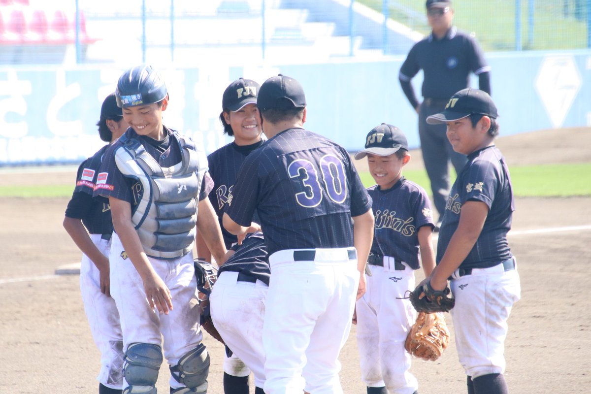 FRaijins's tweet photo. 2022.10.02
春季交流大会 準決勝⚾
相手は旭ヶ丘さん。

相手チームの流れに飲まれそうにな��ながらも、諦めずに粘り強くプレイしました！
結果としては負けた試合にはなりましたが、笑顔もありつつみんなの本気が伝わってきて感動的な試合でした🥲

関わってくださった皆様に感謝です🙏 https://t.co/Z3thHNifgm